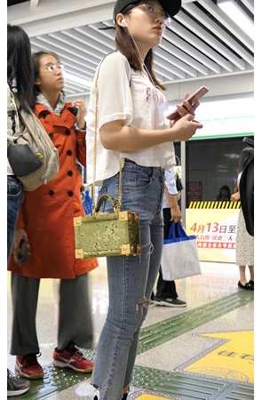 听歌的牛仔裤妹子