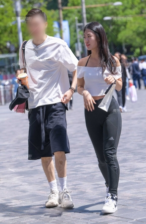 这么宽松的裤子都能穿的如此挺翘