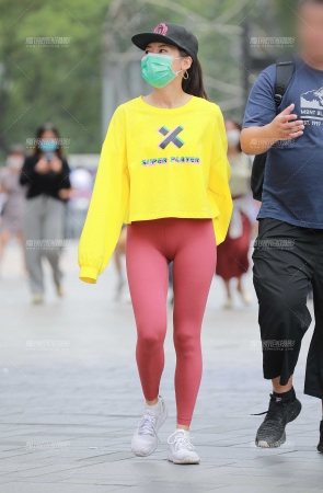 红色瑜伽裤女友