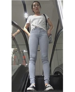 4k-宛如邻家小妹的紧身灰牛美女挑衣服 [2.58 GB]