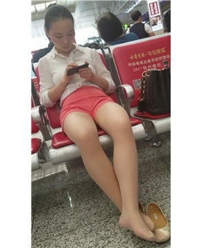 4k超清，候车室大秀丝袜美腿的粉热裤女孩