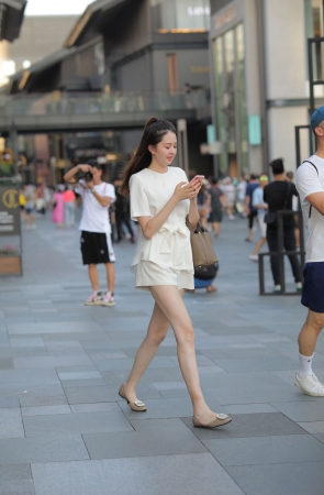 清秀可人的高挑美眉