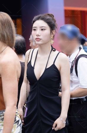 LB085-82P 上海时装周-深V性感美胸女王