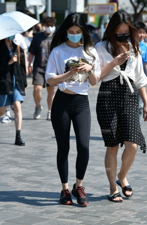 长发紧身裤美女