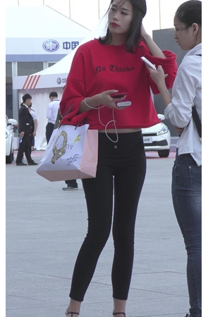 等待入场的车模小姐姐