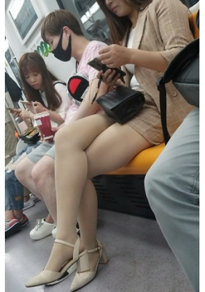 4K – 长腿美女 [824 MB/MP4]