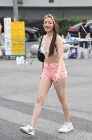 24615-9=81√性感豪放热裤小姐姐 15P