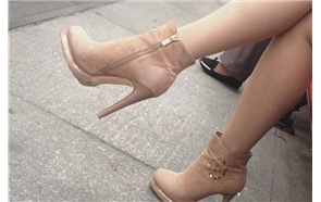 性感的卡其色高跟鞋美足