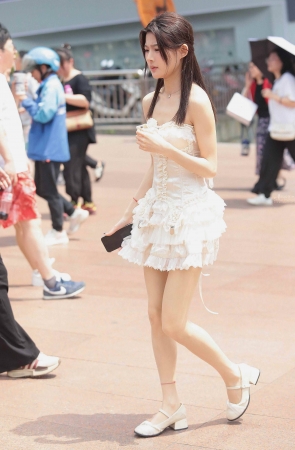 诱惑街拍肉丝少妇