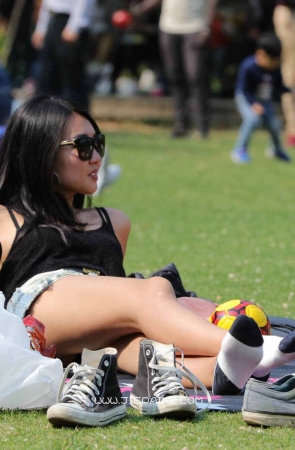 性感牛仔短裤美女