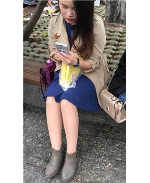 街拍丝袜短裙美腿美眉花圃边休息