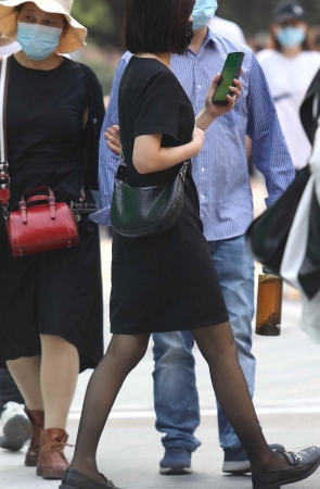 【珏一笑而过】诱惑黑丝街拍OL