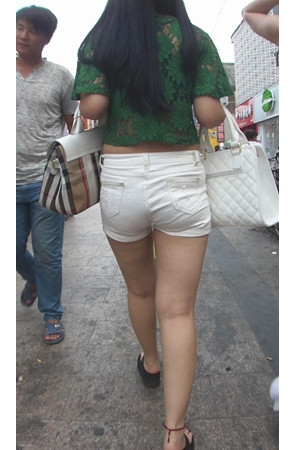 热裤露腰小姐姐