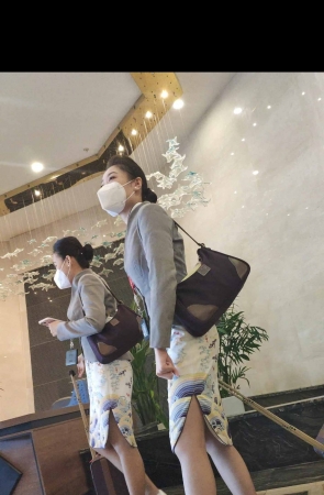 4K视频偶遇海航空姐飞一天了下班灰丝高跟换鞋 4P