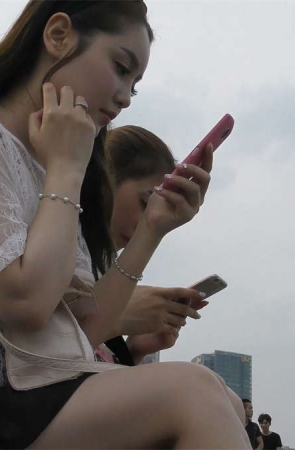 广场边休息的气质美女