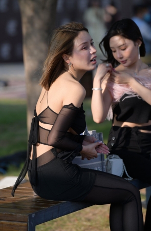 性感抹胸俩闺蜜