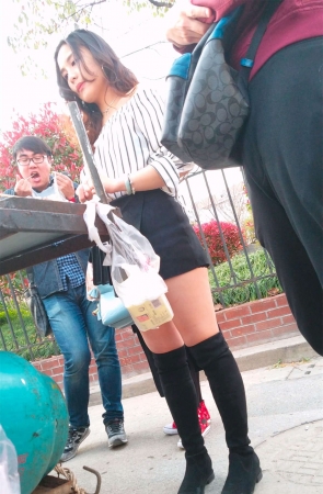 买烧烤的黑裙黑靴美女