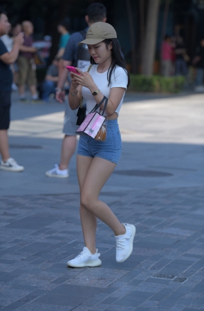 蓝色紧身热裤美眉