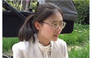 斯文眼镜妹的肉色丝袜美足，恨不得扑上去狂舔一番 [567 MB/MP4]