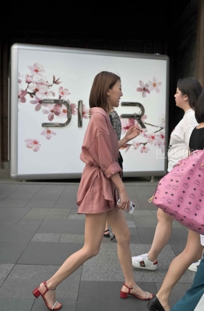 街拍粉色雪纺衫美腿姑娘