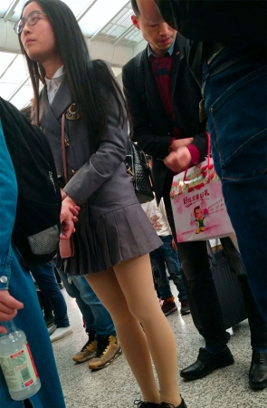 排队买票的肉丝美女