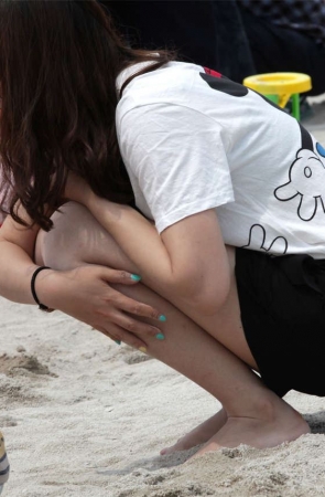 No275 细沙抚足，难掩美女美足本色