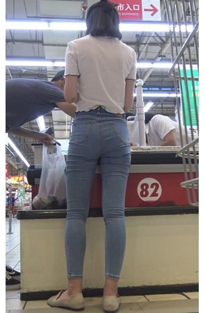 超市里的牛仔裤小姐姐
