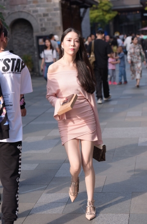 粉色连体小姐姐