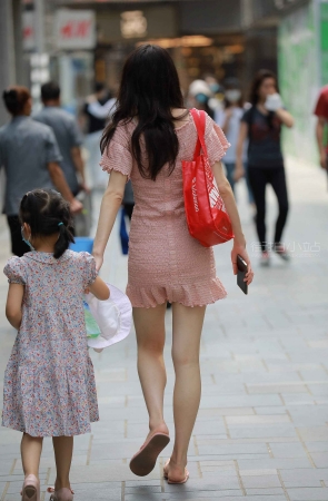 街拍粉色人字拖小姐姐