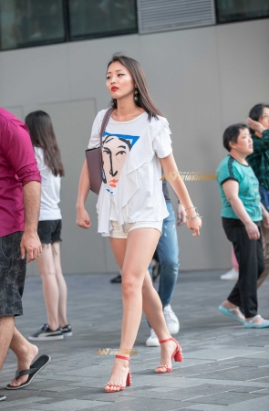 B47、被采访的紧身白裤美女