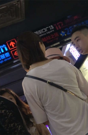 漂亮的指甲油美足