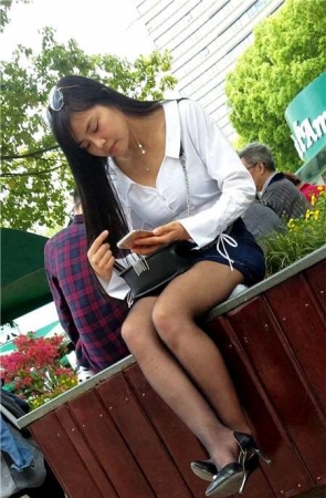 4K – 白衬衫包臀裙街拍黑丝美腿性感美女