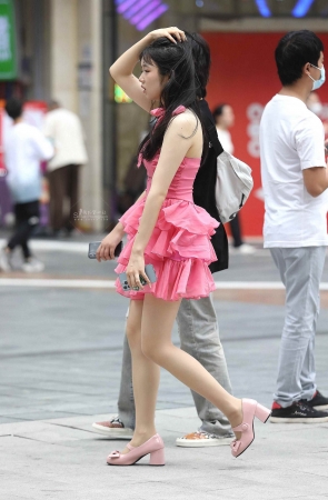 可爱街拍肉丝妹子