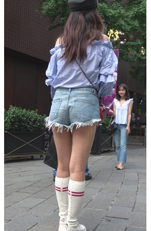 漂亮的牛仔热裤毛边小姐姐