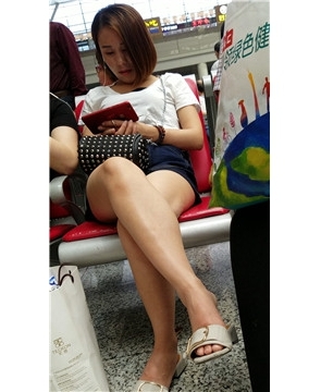 4k超清，候车室拍摄热裤裸腿凉拖美女姐姐
