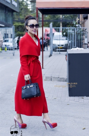 鲜红的裙子粉红的鞋美女魅力十足（2016年10月30日15p）