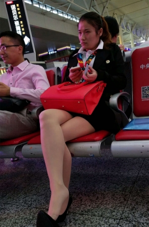 火车站黑色制服包臀短裙少妇高跟肉丝美腿