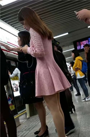 粉色连衣裙，丝袜美腿高跟美女