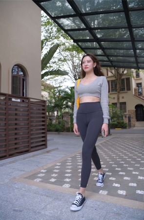 一只麋鹿摄影作品 黑色紧身瑜伽裤美女