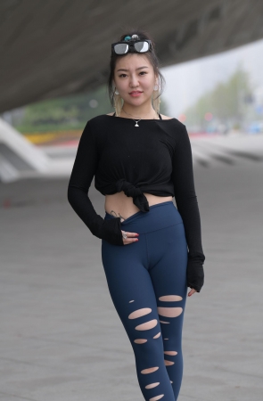 蓝色破洞紧身**