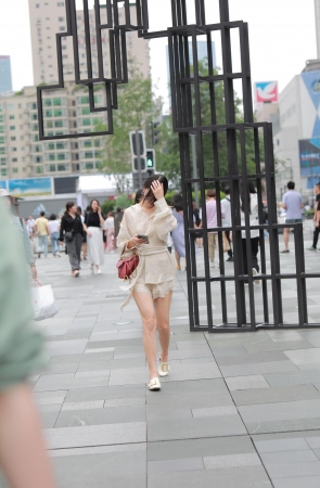 漂亮的气质小姐姐