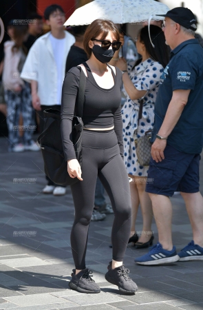 逛街黑色紧身裤美女