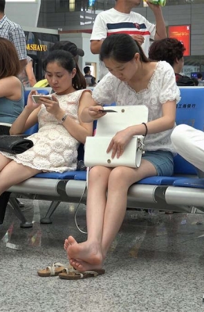 青涩的姑娘双脚离鞋，露出了光滑干净的足底