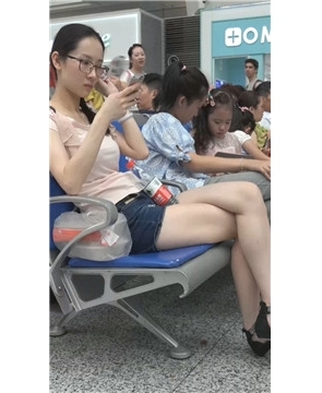 美腿热裤粉T恤美脚丫s妇 [431 MB/WMV]