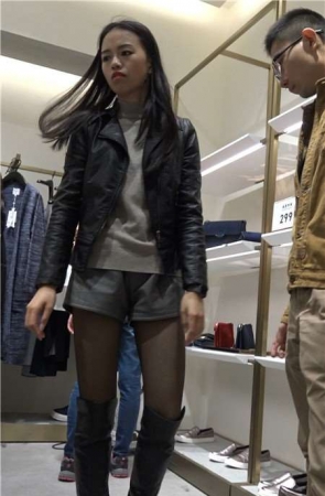 4K火辣身材黑丝美腿MM逛商场 [1.15 GB]