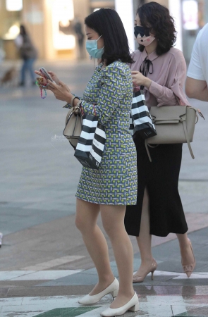 诱惑肉丝街拍高跟