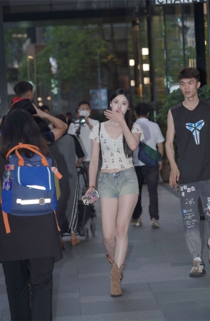 牛仔短裤长发妹