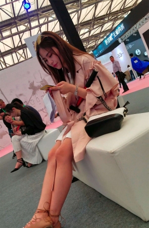 极品粉嫩美腿米色连衣裙天生丽质仙女姐姐