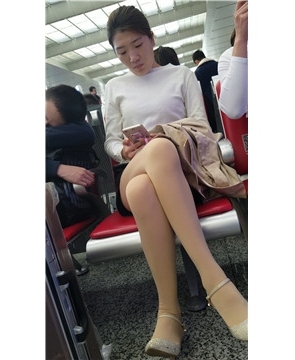 4k-高铁站候车室遇见颜值超高的优雅肉丝长腿女神姐姐