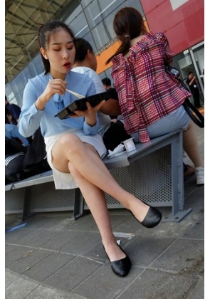 4K – 抓拍到大口大口吃饭的蓝色衬衫小姐姐 [701 MB/MP4]